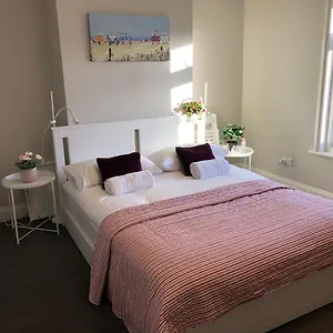 Three Bedroom With Garden Holiday home